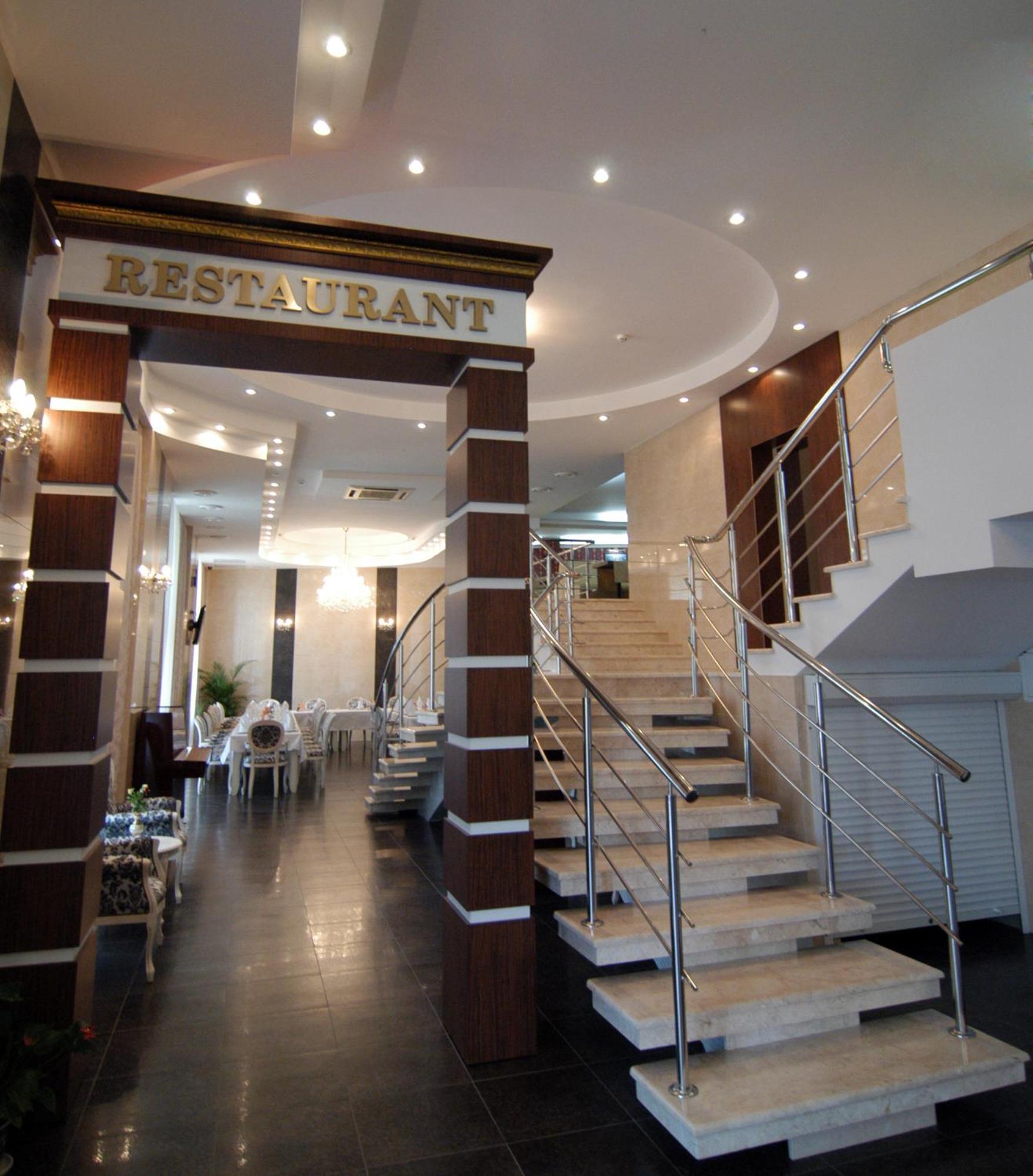 Manhattan Hotel & Restaurant Chişinau Exteriör bild