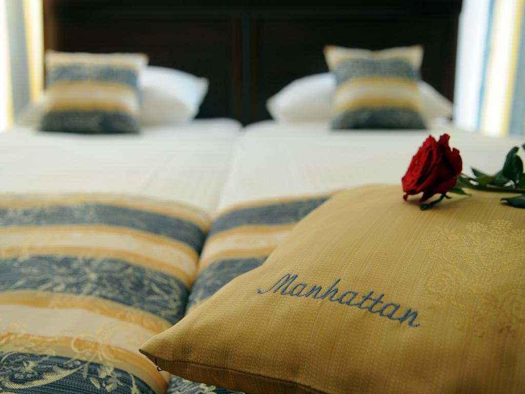 Manhattan Hotel & Restaurant Chişinau Exteriör bild