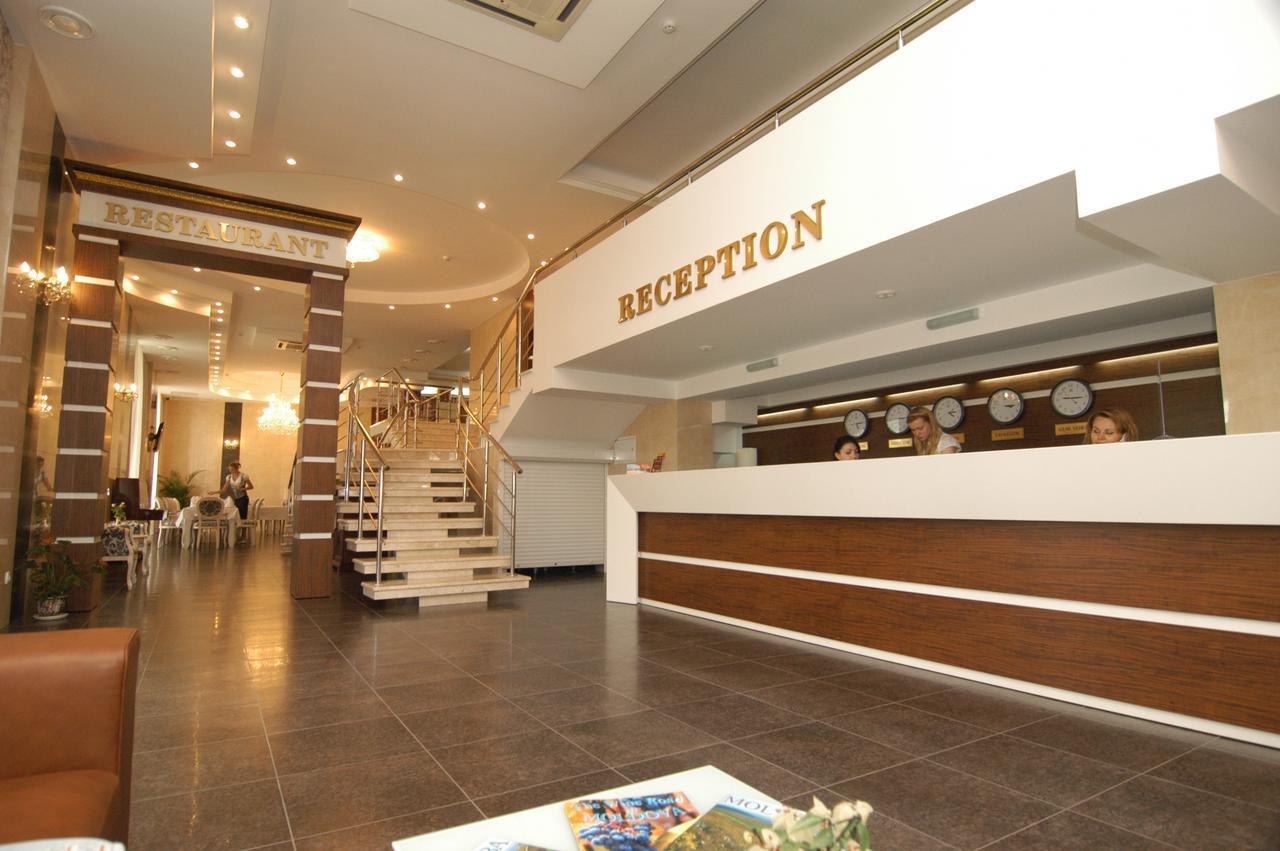 Manhattan Hotel & Restaurant Chişinau Exteriör bild