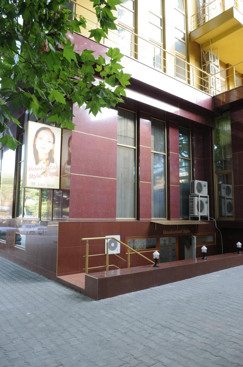 Manhattan Hotel & Restaurant Chişinau Exteriör bild
